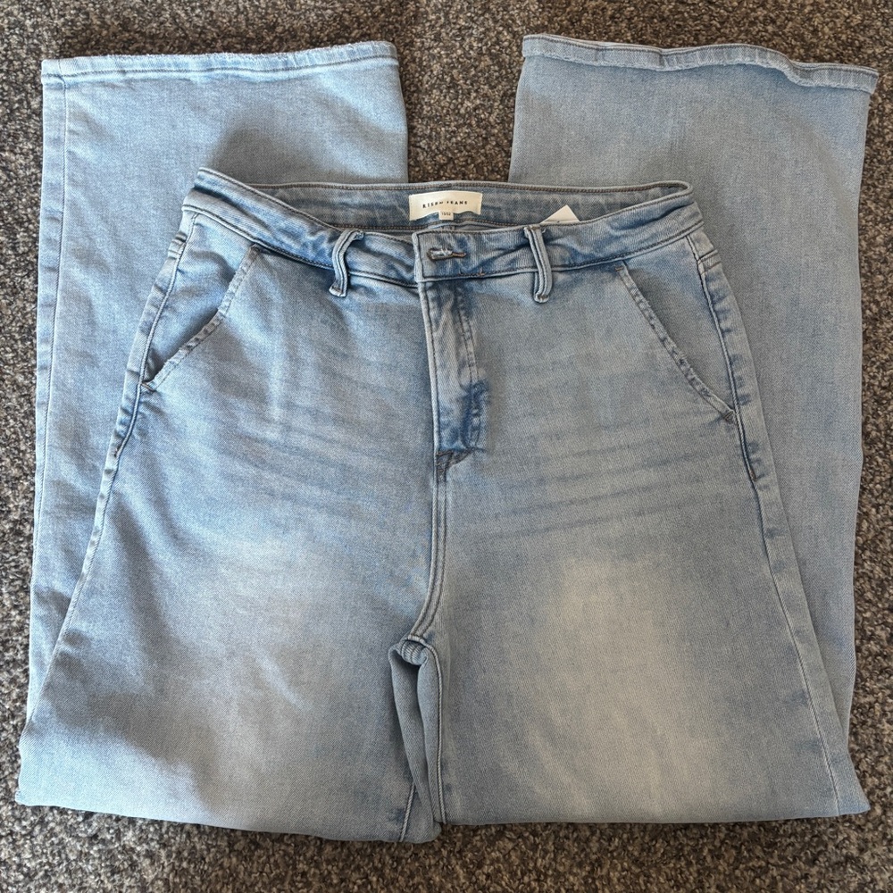 Light Wash Wide-Leg Women’s Flare Jeans - Picture 2 of 4